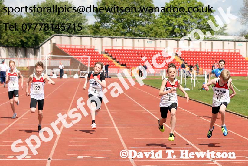 Boys under-13s 200 metres, North Eastern Champs, Gateshead Stadium. Photo: David T. Hewitson/Sports for All Pics